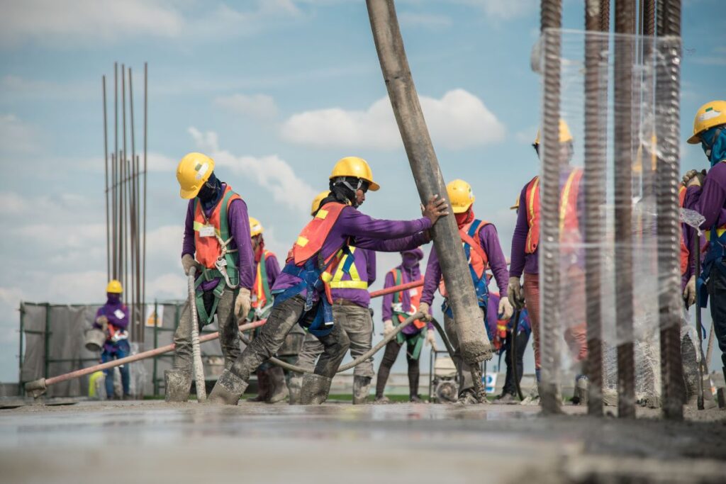 Obras públicas en Zaragoza con operarios trabajando en construcción urbana susceptible de reclamación patrimonial